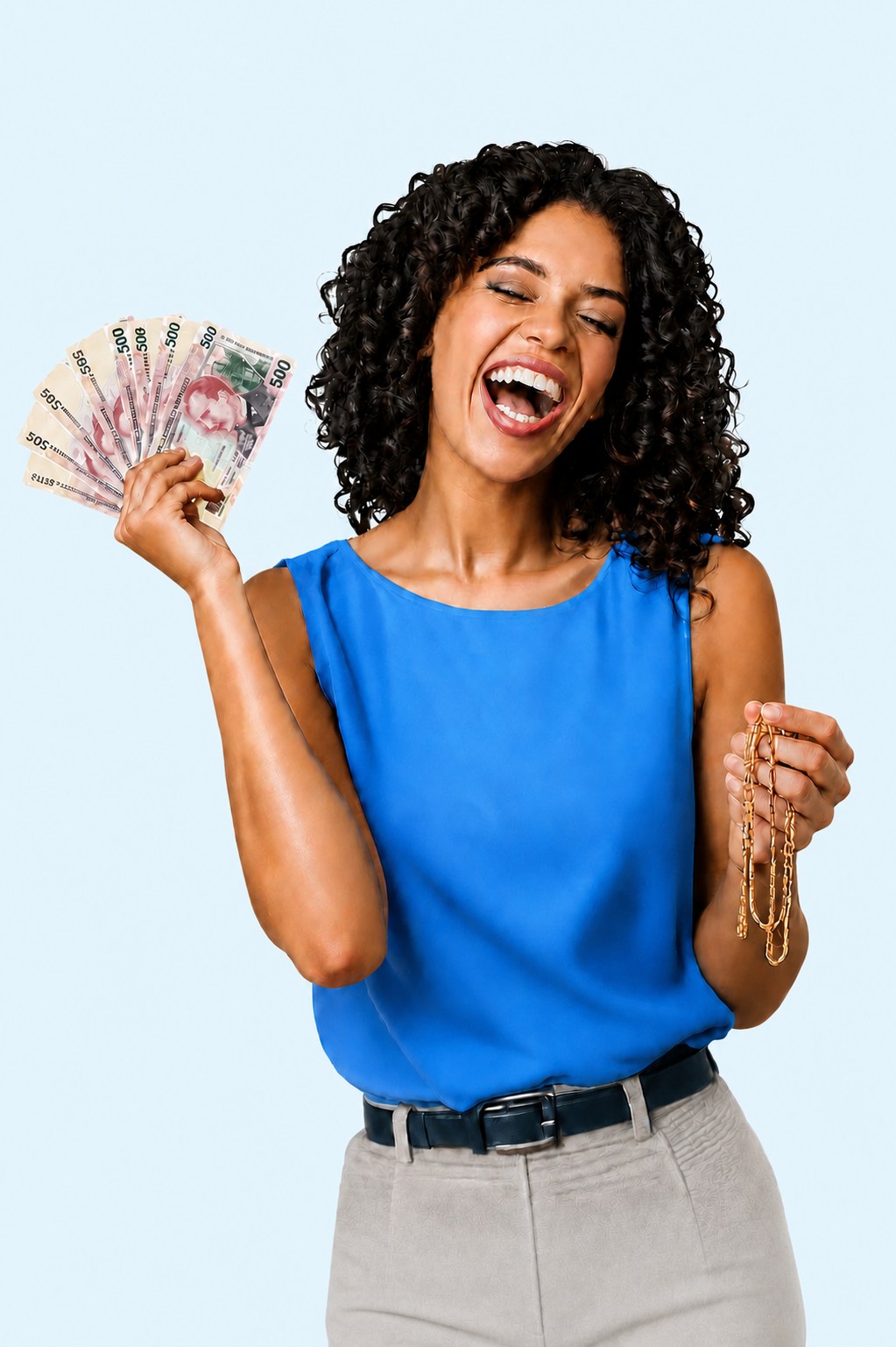 Mujer feliz con dinero y joyas sobre un fondo pastel